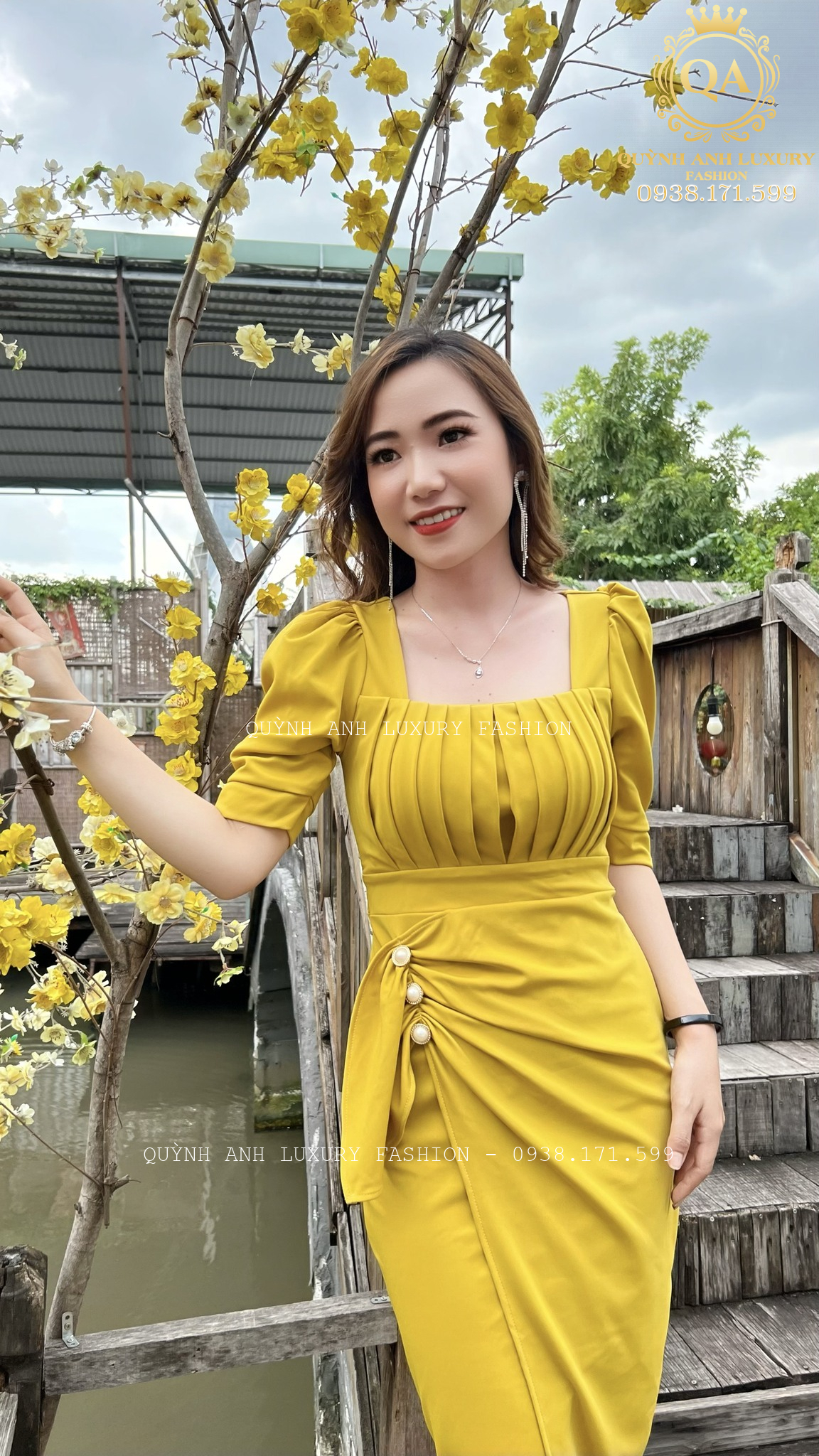 dam-vay-om-body-xep-ly-vang-tay-phong-ket-ngoc-trai-mei-dress-quynh-anh-4 Đầm Váy Ôm Body Xếp Ly Vàng Tay Phồng Kết Ngọc Trai Mei Dress