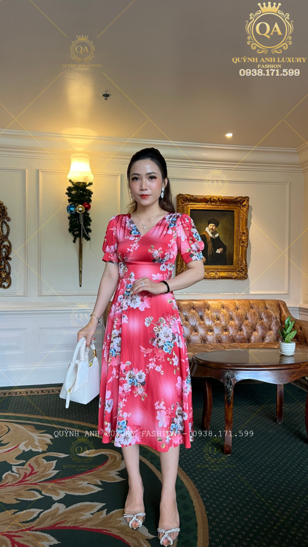 Đầm Xoè Hoa Tone Đỏ Cổ V Tay Phồng Lụa Ánh Kim Cao Cấp Lealia Dress