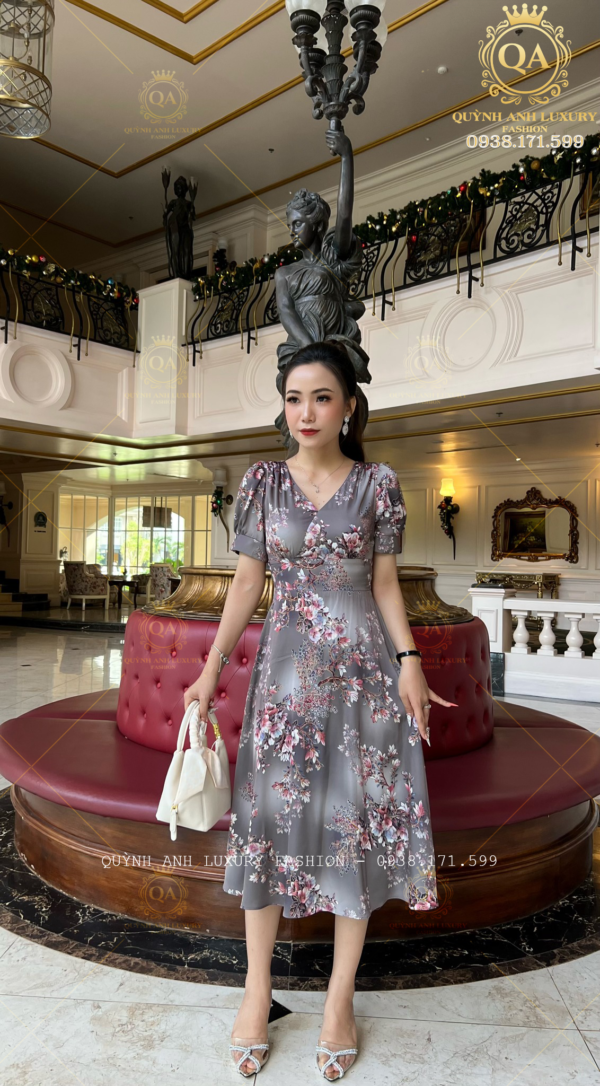 Đầm Xoè Hoa Tone Xám Cổ V Tay Phồng Lụa Ánh Kim Cao Cấp Lealia Dress