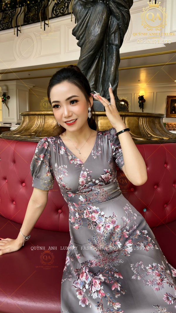 Đầm Xoè Hoa Tone Xám Cổ V Tay Phồng Lụa Ánh Kim Cao Cấp Lealia Dress