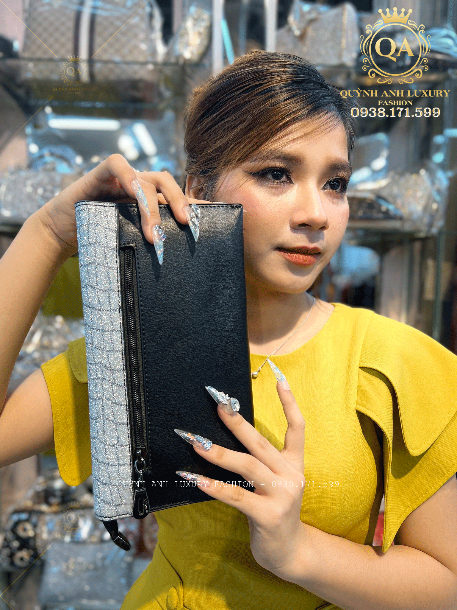 tui-trung-nien-cam-tay-tone-trang-den-caro-cg-cao-cap-QA15765-11-(1)