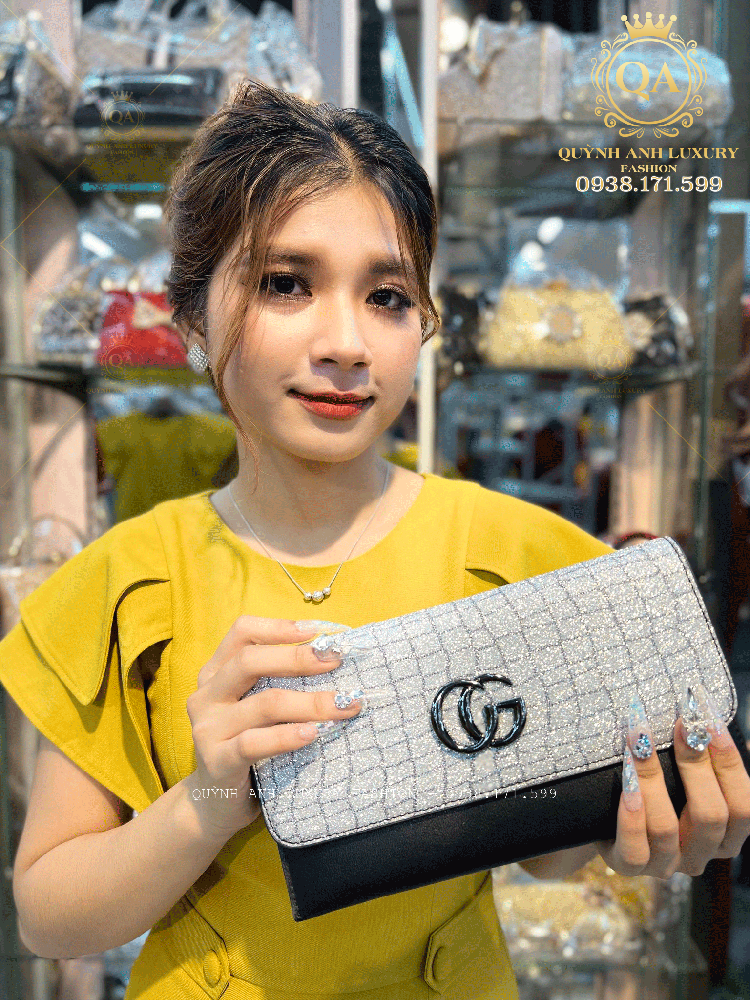 tui-trung-nien-cam-tay-tone-trang-den-caro-cg-cao-cap-QA15765-11-(3)