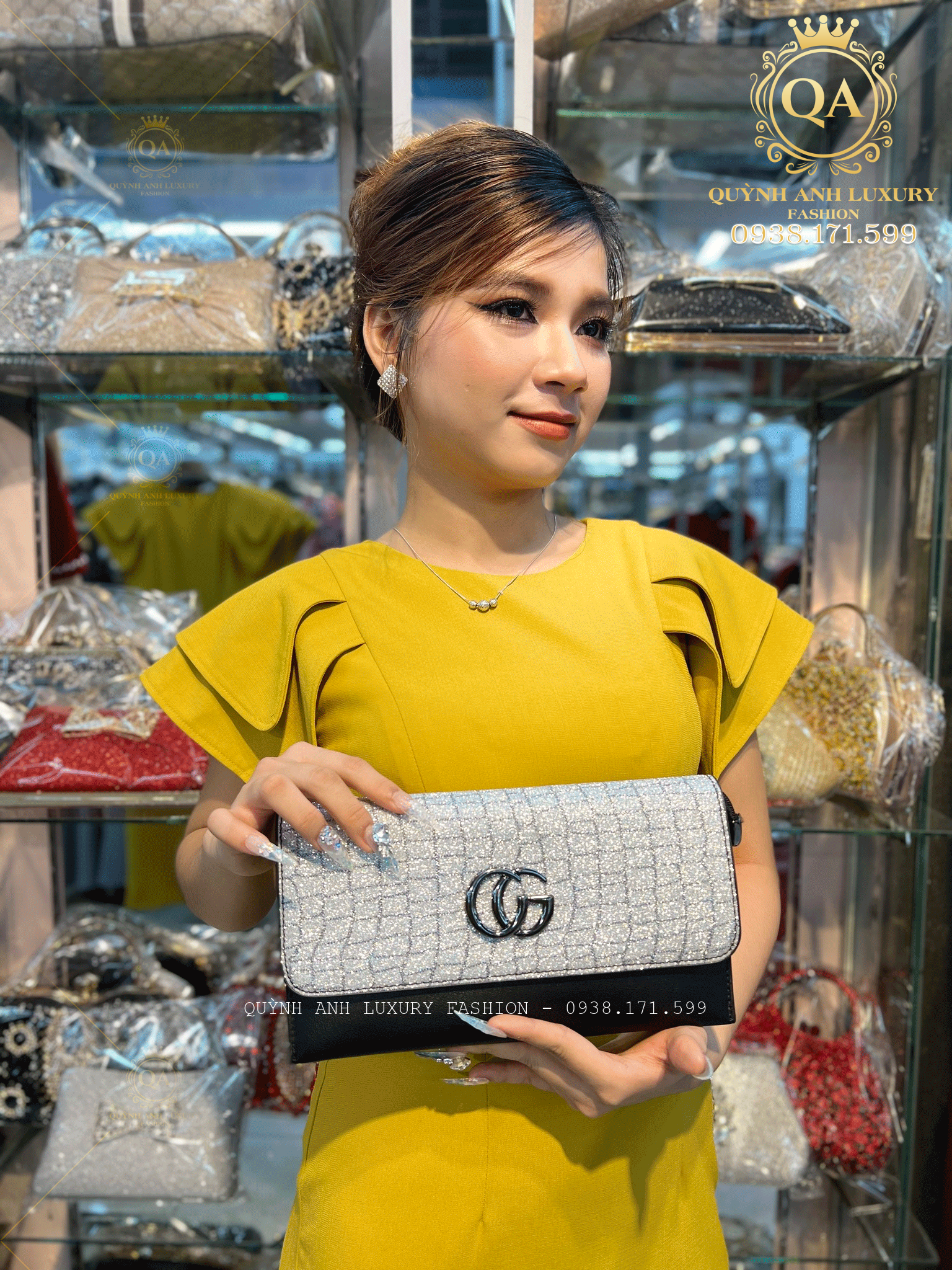 tui-trung-nien-cam-tay-tone-trang-den-caro-cg-cao-cap-QA15765-11-(5)