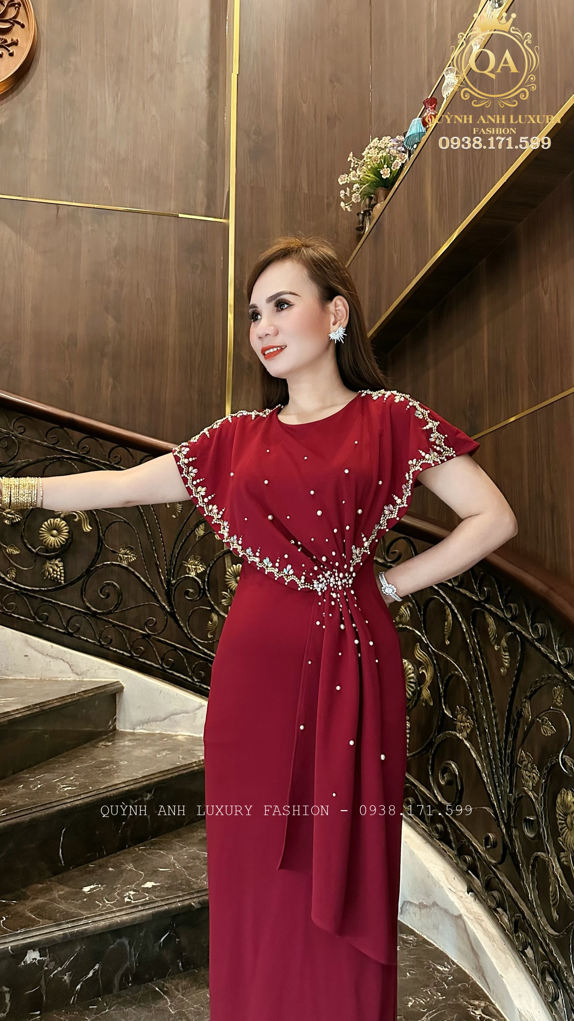 Đầm Dạ Hội Dáng Dài Đỏ Mận Cổ Tròn Kết Ngọc Trai Lily Dress