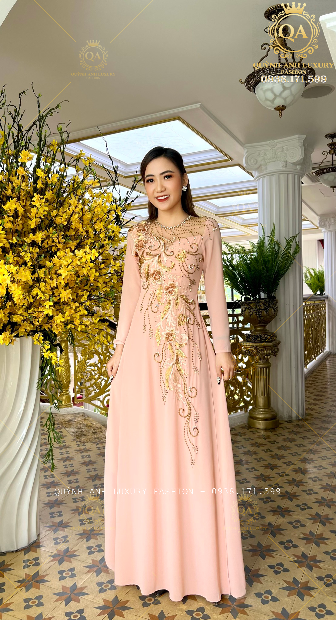 Quỳnh Anh Luxury và mẫu áo dài trung niên đẹp nhất cho dịp cuối năm